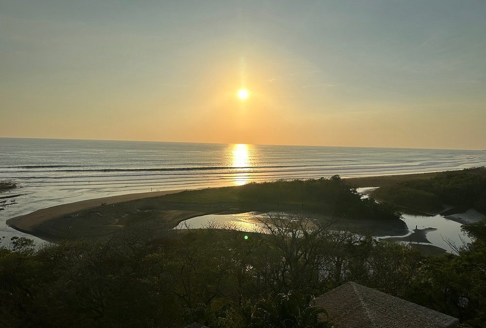 Nestled on the Pacific coast of Costa Rica, Nosara has quickly become one of the most sought-after surf destinations in the world. With its consistent waves, warm water, and laid-back atmosphere, this tropical paradise is the perfect place for beginners to learn the art of surfing. Whether you’ve never touched a surfboard before or you’re eager to refine your skills, Nosara offers the ideal environment to get started.